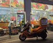 עובדת במיני מרקט ברמת גן נפלה מסולם ופונתה לבית חולים