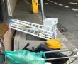 נאלצים לרדת לכביש עם עגלות תינוק וכסאות גלגלים לאור הפחים וכמויות האשפה שנערמות במדרכות