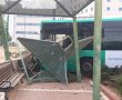 נס בצומת הכניסה לנס ציונה, אוטובוס שסטה ממסלולו נתקע בתחנה, שהיתה ריקה !