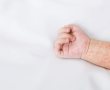 אסון: התינוקת שחוברה אתמול ל'אקמו' - נפטרה מסיבוכי החצבת