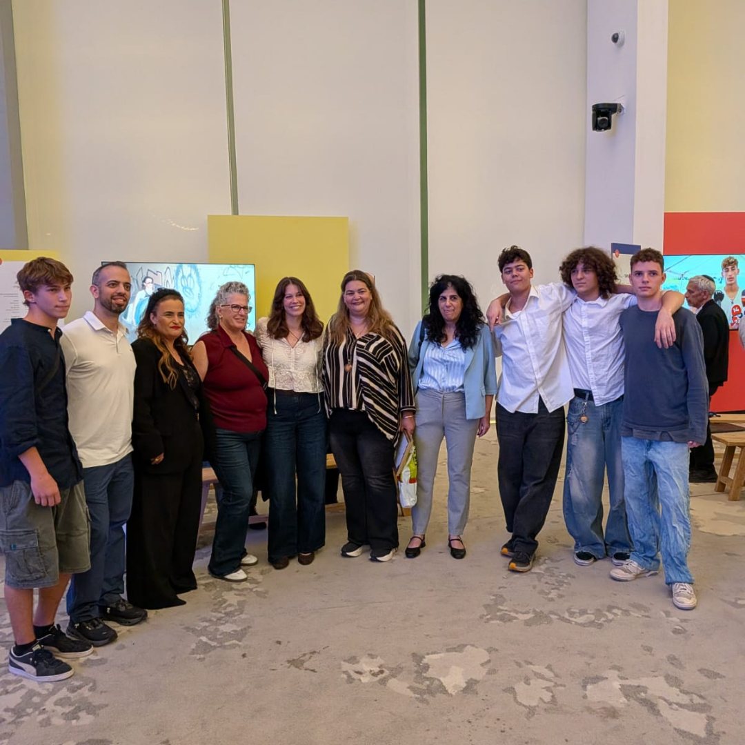 בתמונה, מימין לשמאל: נועם צליכובר, גור סופרסקי, רפאל דביר ברוורמן (מיוצרי הסרט), שלומית דבדבני (מנהלת ביה"ס), שרית דרוקמן (רכזת המגמה), נוי סמט (האחות של תמר ז"ל), עדי סמט (אמא של נוי ושל תמר ז"ל), הממונה ממשרד החינוך, שי דואני (מורה מעשי), גל גניגר (אחד מיוצרי הסרט)