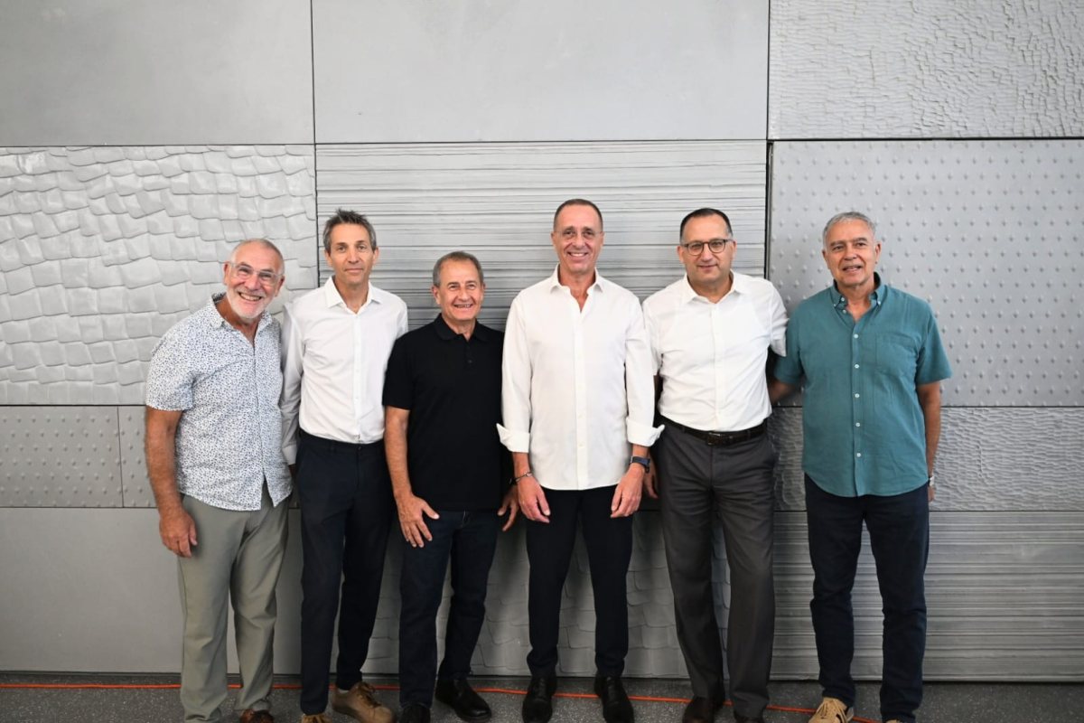 אריה בכר, רן קוניק, גיל גבע, אליעזר מזינתר, אורי לוין ומארק ויסמן.בתמונ