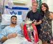 "שאל רק על הגמר": אוהד הפועל ב"ש שנפצע בעזה זכה לביקור מרגש בסורוקה